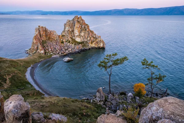 Shamanka Rock en el lago Baikal cerca de Khuzhir en la isla Olkhon en Siberia, Rusia. Salida del sol en el lago Baikal — Foto de Stock