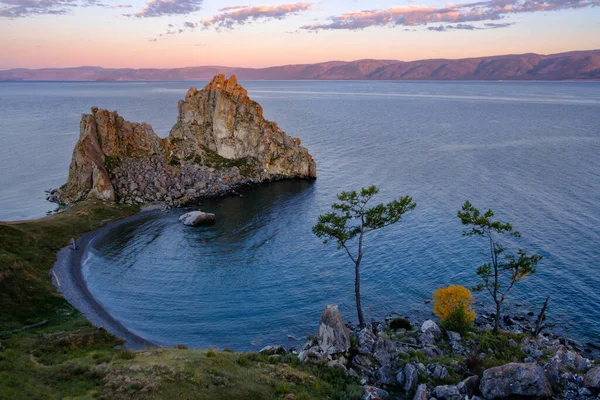 Shamanka Rock en el lago Baikal cerca de Khuzhir en la isla Olkhon en Siberia, Rusia en septiembre. El lago Baikal es el lago de agua dulce más grande del mundo. — Foto de Stock