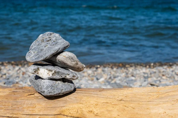 Pyramide de cailloux. Rocher Zen dans le fond de la mer. Concept d'harmonie et d'équilibre. — Photo