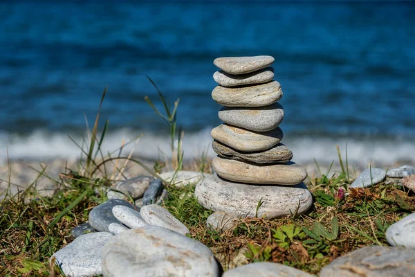 Пирамида из гальки. Скала Дзен на фоне моря. Понятие гармонии и равновесия. — стоковое фото