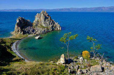 Eylül 'de Rusya' nın Sibirya kentindeki Olkhon adasında, Khuzhir yakınlarındaki Baykal Gölü 'nde Şamanka Kayası. Baykal Gölü dünyanın en büyük tatlı su gölüdür..