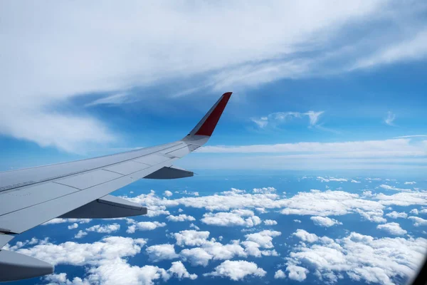 Uçak penceresinden kanada klasik görüntü. Bulutların üzerinde uçuş görünümü