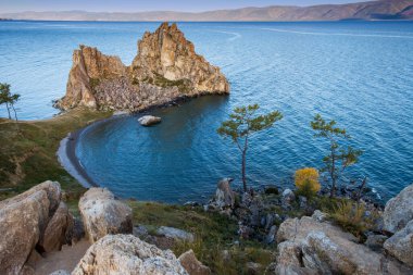 Eylül 'de Rusya' nın Sibirya kentindeki Olkhon adasında, Khuzhir yakınlarındaki Baykal Gölü 'nde Şamanka Kayası. Baykal Gölü dünyanın en büyük tatlı su gölüdür..