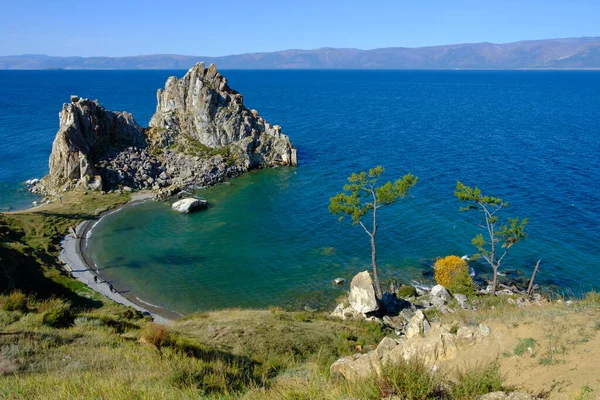 Shamanka Rock en el lago Baikal cerca de Khuzhir en la isla Olkhon en Siberia, Rusia en septiembre. El lago Baikal es el lago de agua dulce más grande del mundo. — Foto de Stock