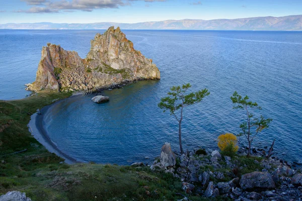 Shamanka Rock en el lago Baikal cerca de Khuzhir en la isla Olkhon en Siberia, Rusia en septiembre. El lago Baikal es el lago de agua dulce más grande del mundo. — Foto de Stock