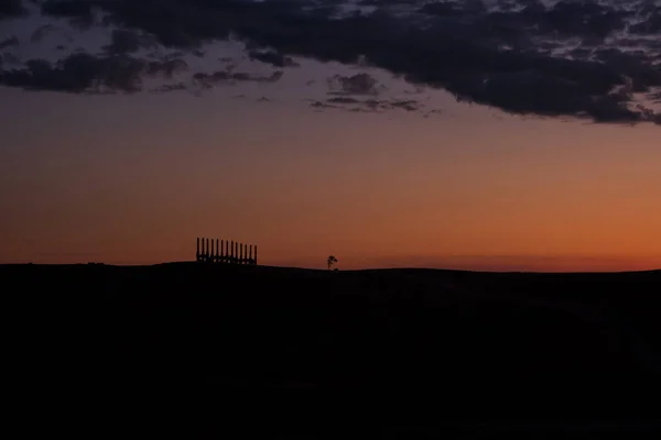 Färgglada tejp på trä pelare i helig buryat plats på cape Burkhan i Khuzhir byn i Olkhon ön, sjö Baikal, Ryssland — Stockfoto