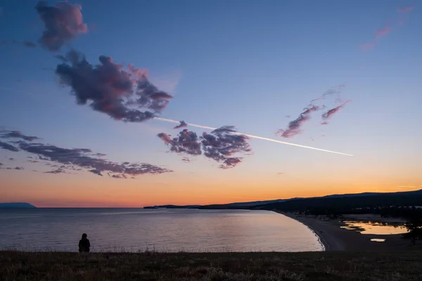 Bellissimo tramonto rosso sul lago Baikal nell'isola di Olkhon con montagna e silhouette umana — Foto Stock