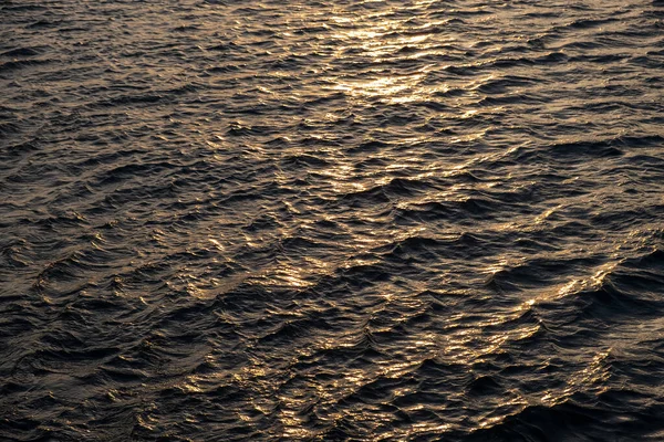Γκρι τόνους επιφάνεια κύματα του νερού ως φόντο — Φωτογραφία Αρχείου