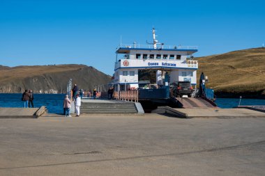 Sakhurta, Rusya - 19 Eylül 2021: Olkhon adasına feribot iskelesi. Sonbaharda Baykal Gölü. Strait Olkhonskie Vorota ve Olkhon adasına giden normal yolcu feribotu.