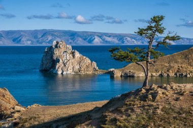 Rusya 'nın Sibirya eylül ayında Olkhon adasındaki Khuzhir köyü yakınlarındaki Baykal Gölü' ndeki Şamanka Kayası. Baykal Gölü dünyanın en derin tatlı su gölüdür..