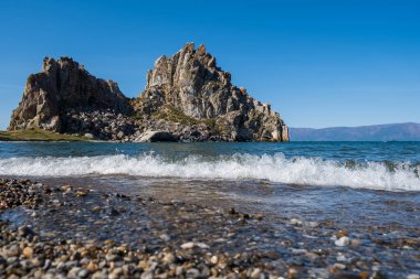 Rusya 'nın Sibirya eylül ayında Olkhon adasındaki Khuzhir köyü yakınlarındaki Baykal Gölü' ndeki Şamanka Kayası. Baykal Gölü dünyanın en derin tatlı su gölüdür..