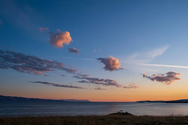 Matahari Terbenam Merah Yang Indah Atas Danau Baikal Pulau Olkhon — Stok Foto