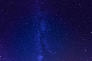 Kainatta yıldızlar ve uzay tozuyla Samanyolu Galaksisi