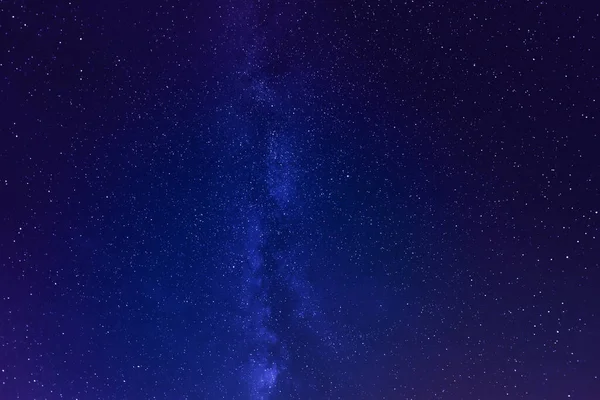 Kainatta yıldızlar ve uzay tozuyla Samanyolu Galaksisi