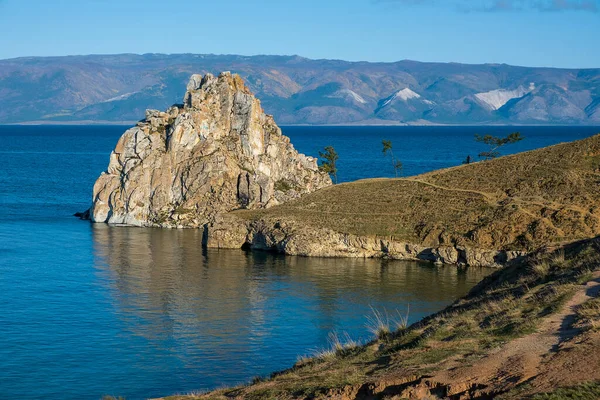 Shamanka Rock en el lago Baikal cerca de la aldea de Khuzhir en la isla de Olkhon en septiembre, Siberia, Rusia. El lago Baikal es el lago de agua dulce más profundo del mundo. — Foto de Stock