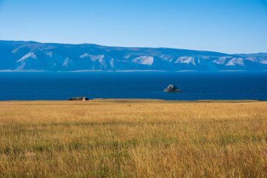 Baykal Gölü ve Sibirya dağları açık mavi gökyüzü ve sarı kuru otlar sonbahar günlerinde, Rusya Oklhon Adası