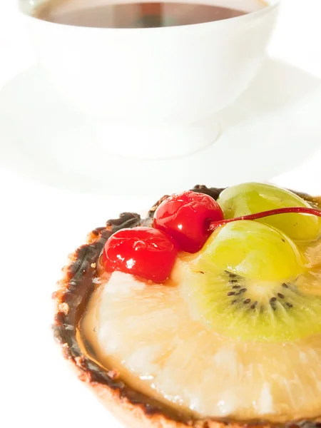 Cake with Berries and fruits over white. cup of tee on backgroun — Stock Photo, Image