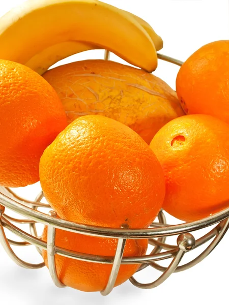 Cesta de metal con frutas anaranjadas aisladas sobre un blanco — Foto de Stock