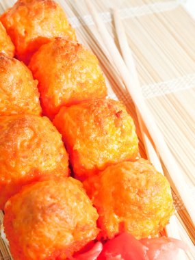 suşi yemek çubukları ile pişirme