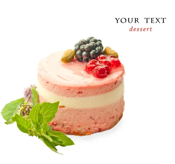 Tort jogurt żurawiny z mięta na białym tle — Zdjęcie stockowe