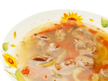 Aperatif Çorba, beyaz tabaktaki tavuk sakatatı.