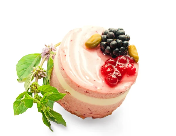 Pastel de arándanos de yogur con hojas de menta aisladas en blanco —  Fotos de Stock