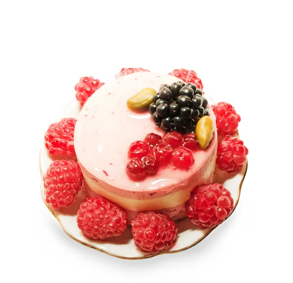Yoghurt tranbär kaka med hallon isolerad på vit — Stockfoto