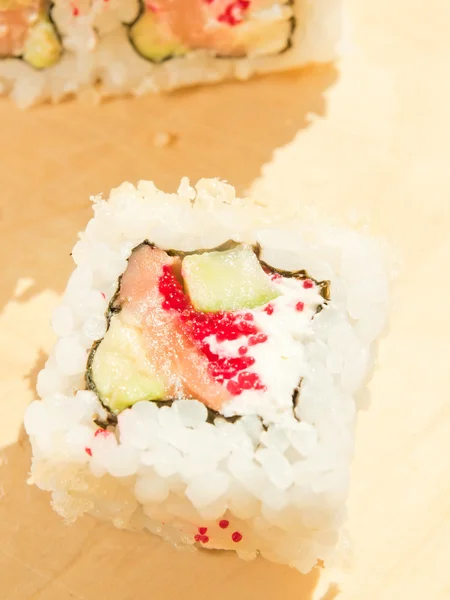 Fechar-se de um rolo de sushi na mesa — Fotografia de Stock