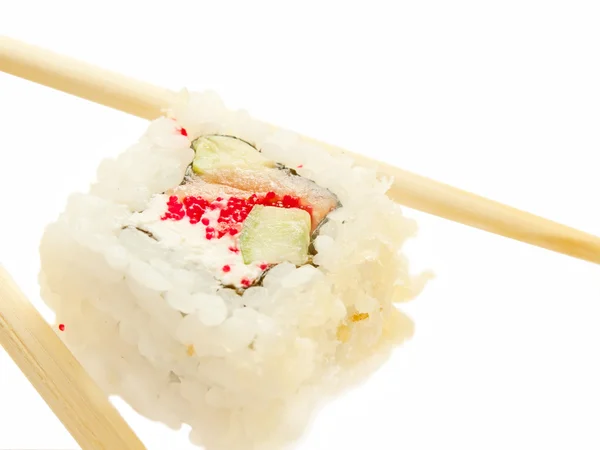 Eine Sushi-Rolle mit Stäbchen über weißem — Stockfoto