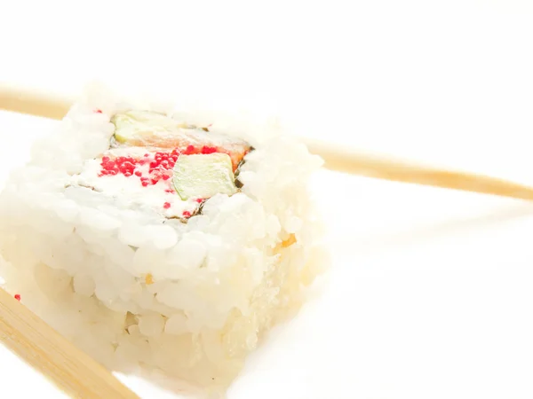 Um rolo de sushi com pauzinhos sobre branco — Fotografia de Stock