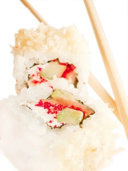 Zwei Sushi-Rollen mit Stäbchen über weißem — Stockfoto