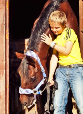 at ahır içinde olan küçük çocuk