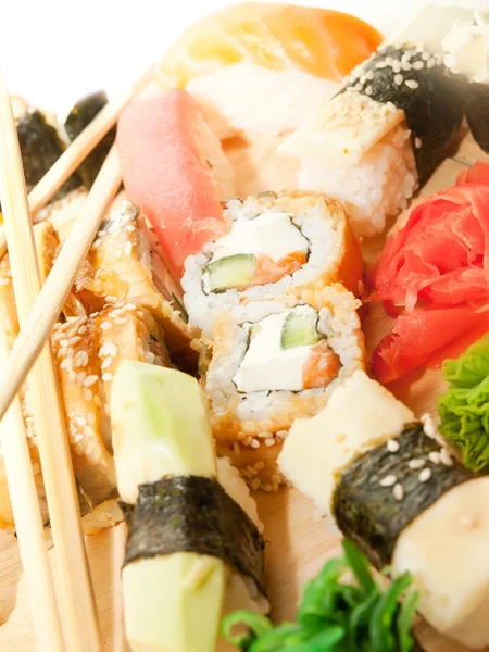 Sushi-Set und Essstäbchen auf dem Schreibtisch Nahaufnahme — Stockfoto