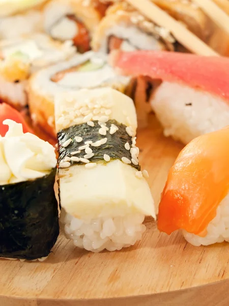 Sushi com omelete em torno de conjunto de sushi — Fotografia de Stock