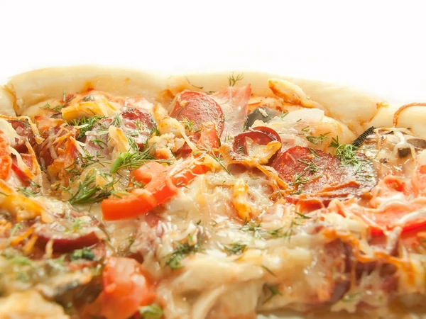 Pizza com tomate e closeup salamy isolado em branco — Fotografia de Stock