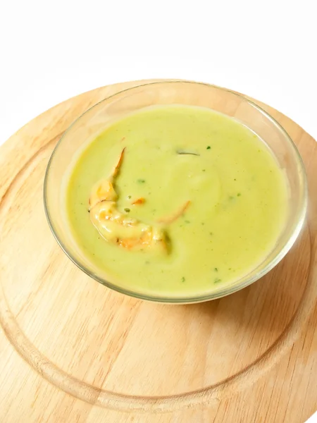 Krémová Špenátová polévka s krevetami na stole bílém — Stock fotografie