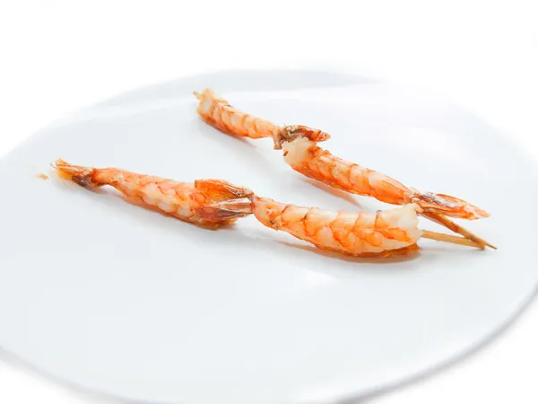 Japonská jehle s krevetami na bílé plate.isolated na bílém — Stock fotografie