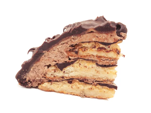 Marzapane al cioccolato fetta di torta isolata su sfondo bianco — Foto Stock