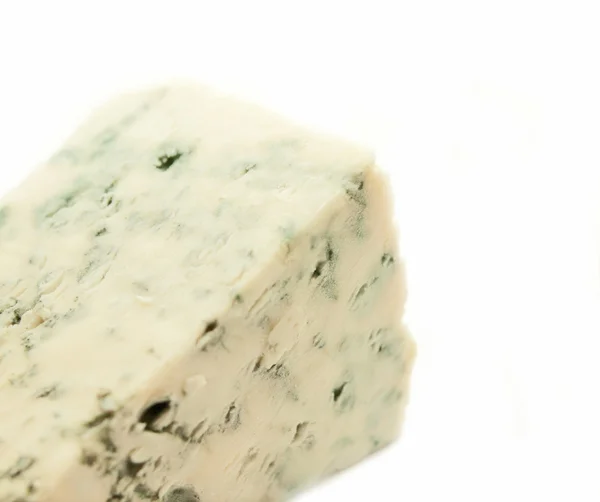 Rebanada de queso azul olor aislado sobre fondo blanco —  Fotos de Stock