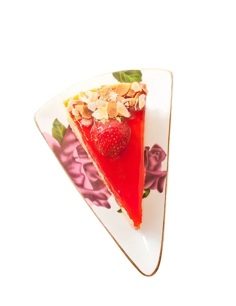 İngiliz tarzı cheesecake üzerine beyaz izole çilek ile — Stok fotoğraf