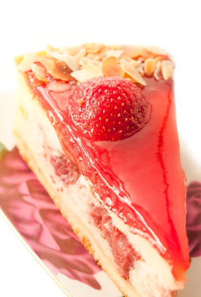 Engelsk stil cheesecake med jordgubbe isolerad på vit — Stockfoto