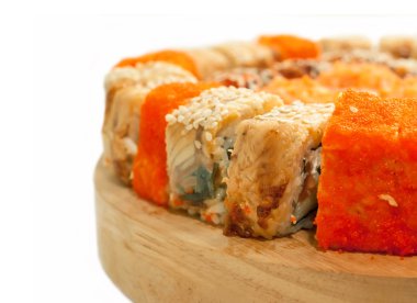 Masa üzerinde beyaz izole aralığında suşi rulo