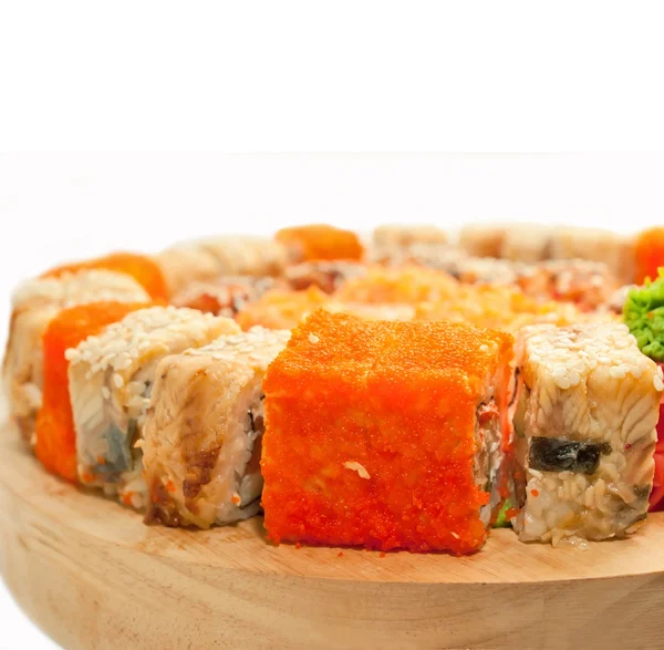 Rotoli di sushi in gamma sulla scrivania isolato su bianco — Foto Stock