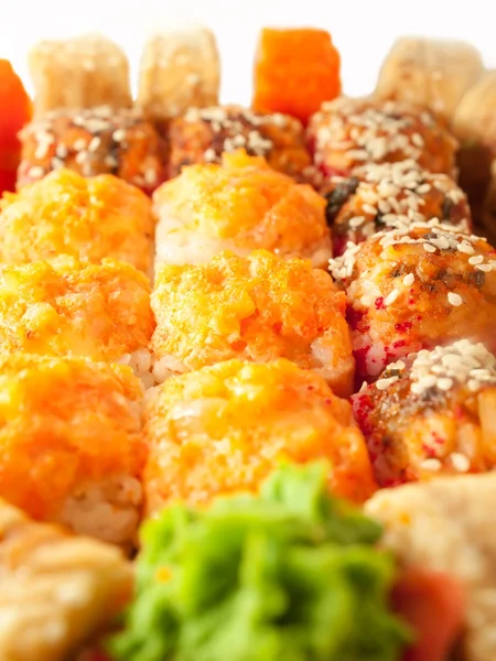 Gebackene Sushi-Rollen mit orangefarbenen und roten Rogen in Nahaufnahme — Stockfoto