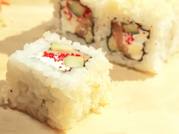 Fechar-se de um rolo de sushi na mesa — Fotografia de Stock