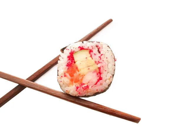 卷虾、 三文鱼，红 masago 和筷子上孤立 — 图库照片