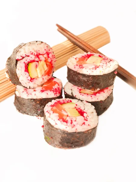 Rollos con camarones, salmón y masago rojo y aislado de palillo —  Fotos de Stock