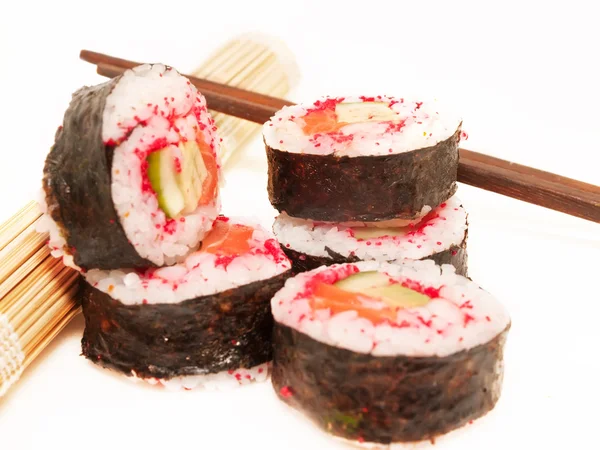 Rotoli con gamberetti, salmone e masago rosso e bacchetta isolata — Foto Stock