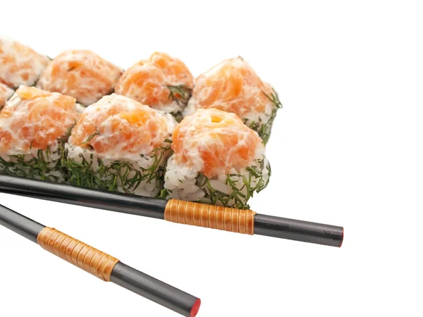 Rolos de sushi com salmão e endro isolados em branco — Fotografia de Stock
