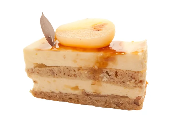 Torta di pere allo yogurt con caramello isolato su bianco — Foto Stock